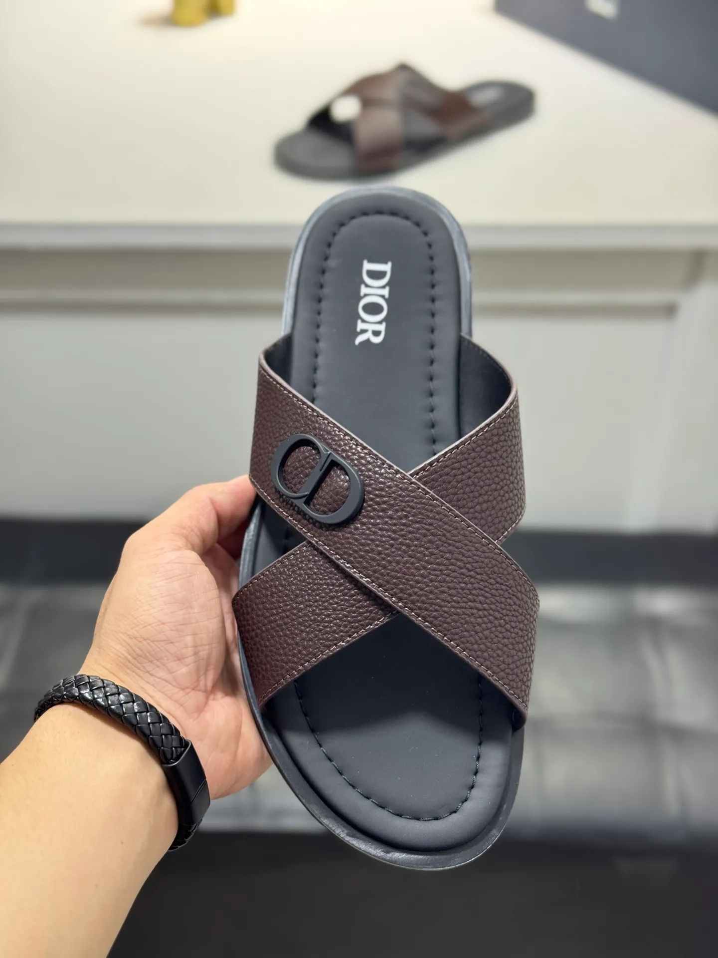 Men's men's shoes 💰320 [New style] 🦇🦇𝐂𝐡𝐫𝐢𝐬𝐭𝐢𝐚𝐧 𝐃𝐢𝐨𝐫 Dior slippers - the latest hot sandals, classic sandals, original replicas, super durable and versatile, cowhide leather with hardware accessories, very comfortable on the feet Look slim and white. Original molded outsole size: 38-44 (.45. Customized